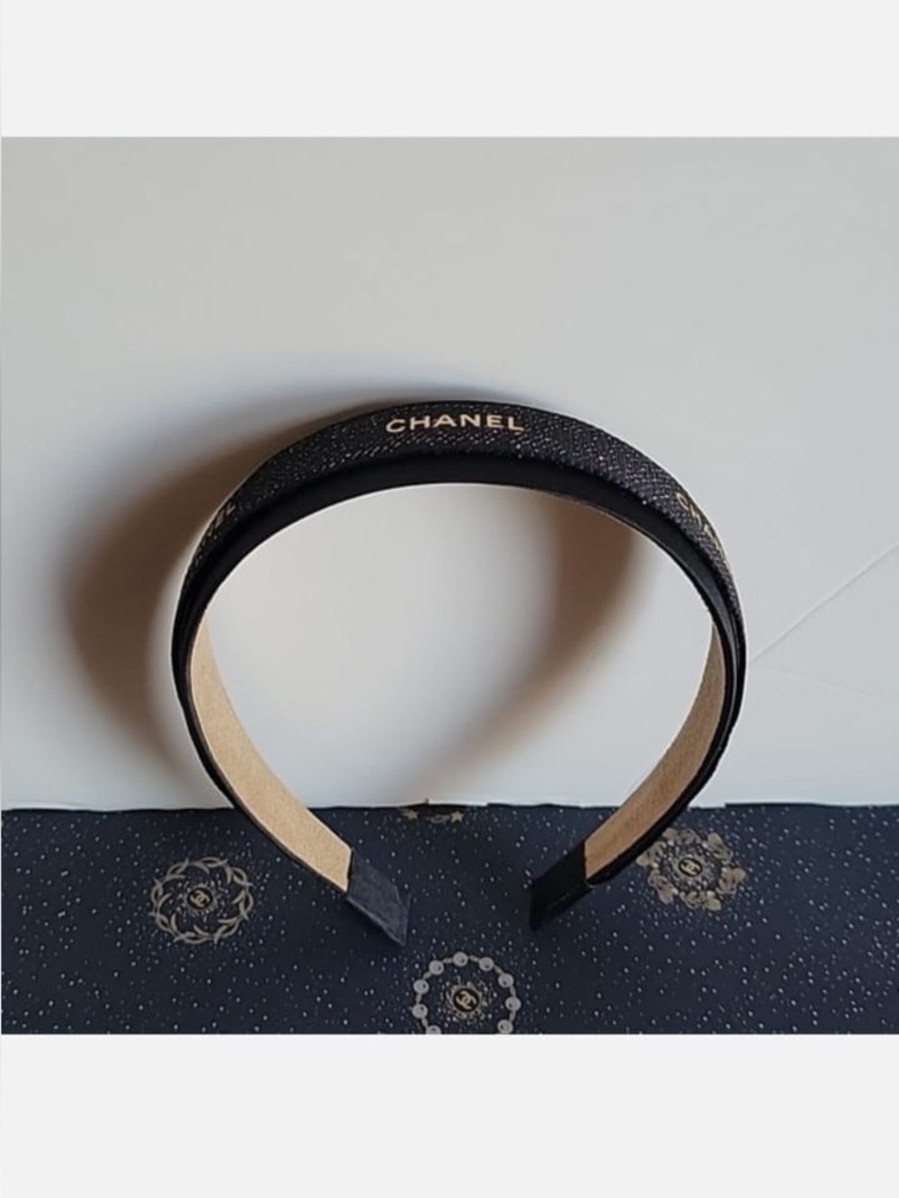 CHANEL Black Ribbon - Picture 3 of 10